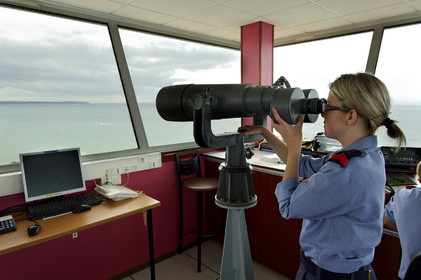 Sémaphore de GranvilleL'implantation des sémaphores en des points remarquables de la côte et leurs capacités opérationnelles de veille optique et radar les conduisent tout naturellement à participer activement à des missions plus générales relevant de la fonction de garde-côte.Au quotidien, les sémaphores restent un lien direct et simple entre les navigateurs côtiers, plaisanciers comme professionnels, et la terre. Leur présence rassure et ils sont en permanence sollicités pour des informations de toutes natures ou des précisions quant aux prévisions météorologiques locales.