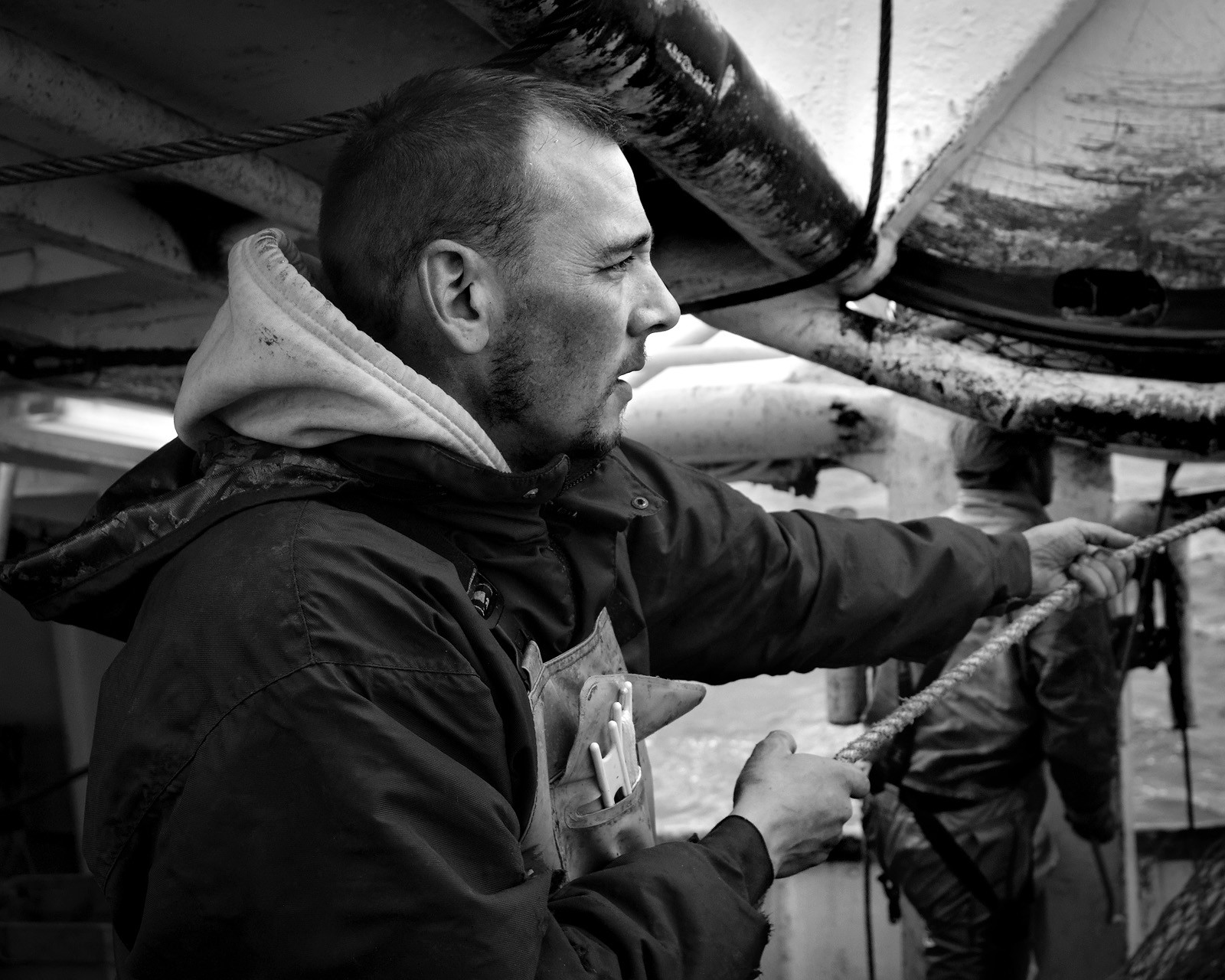 Marin pêcheur.. Deux mots qui suscitent tant de sentiments divers chez les gens de terre... Respect, admiration pour cette liberté, ce courage, mais aussi souvent peur et angoisse. Sont-ils fous ou désepérés pour risquer ainsi leurs vies quotidiennement ? Non, justes passionnés par leur métier, la mer est leur grande histoire d'amour.Le salaire de la peur des forcats de la mer, le journaliste avait raison.Ces photographies réalisées au cours de plusieurs marées à bord du Yannick, chalutier cherbourgeois, vous décrivent l'histoire d'un navire, d'un équipage, d'une famille. Vous embarquez à leurs côtés et découvrez leurs conditions de travail, la tempête, la fatigue, et, au détour d'une image, un sourire.Sophie LeroyDirectice de l'Armement Cherbourgeois