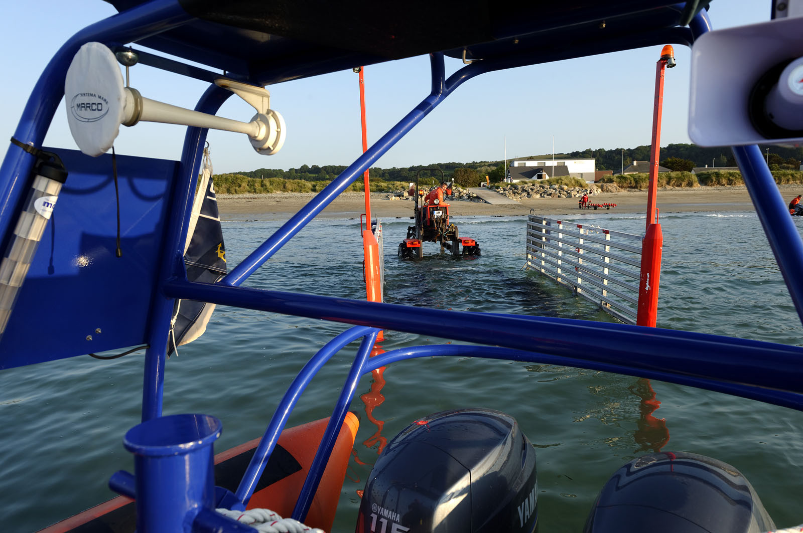 La société nationale de sauvetage en mer est une des expressions les plus abouties de la solidarité des gens de mer face aux drames et accidents maritimes à proximité de nos côtes.La SNSM actuelle est née en 1967, mais depuis plus d'un siècle et demi, des bénévoles issus du monde maritime professionnel et, de plus en plus désormais, d'autres milieux s'investissent localement pour apporter une aide irremplaçable aux usagers de la mer. Association reconnue d'utilité publique dont la mission première est le sauvetage des personnes en danger en mer, la SNSM exerce trois types d'activités : le sauvetage en mer proprement dit, la formation des nageurs sauveteurs saisonniers et la prévention des risques nautiques.Nous avons coutume de dire de nos équipages qu'ils donnent tout et ne prennent rien..sauf les risquesXavier de la Gorce , Président de la SNSM